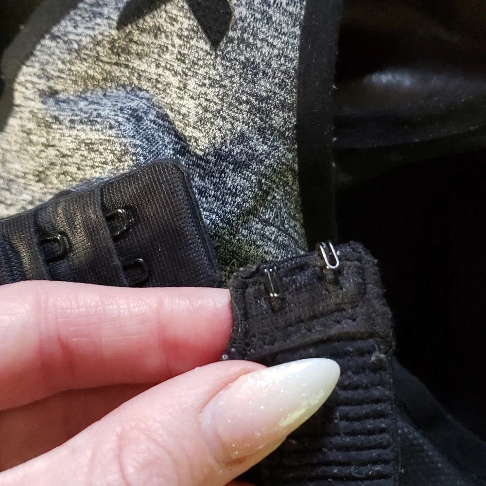 38D Victoria Secret sports bra - Picture 4 of 4